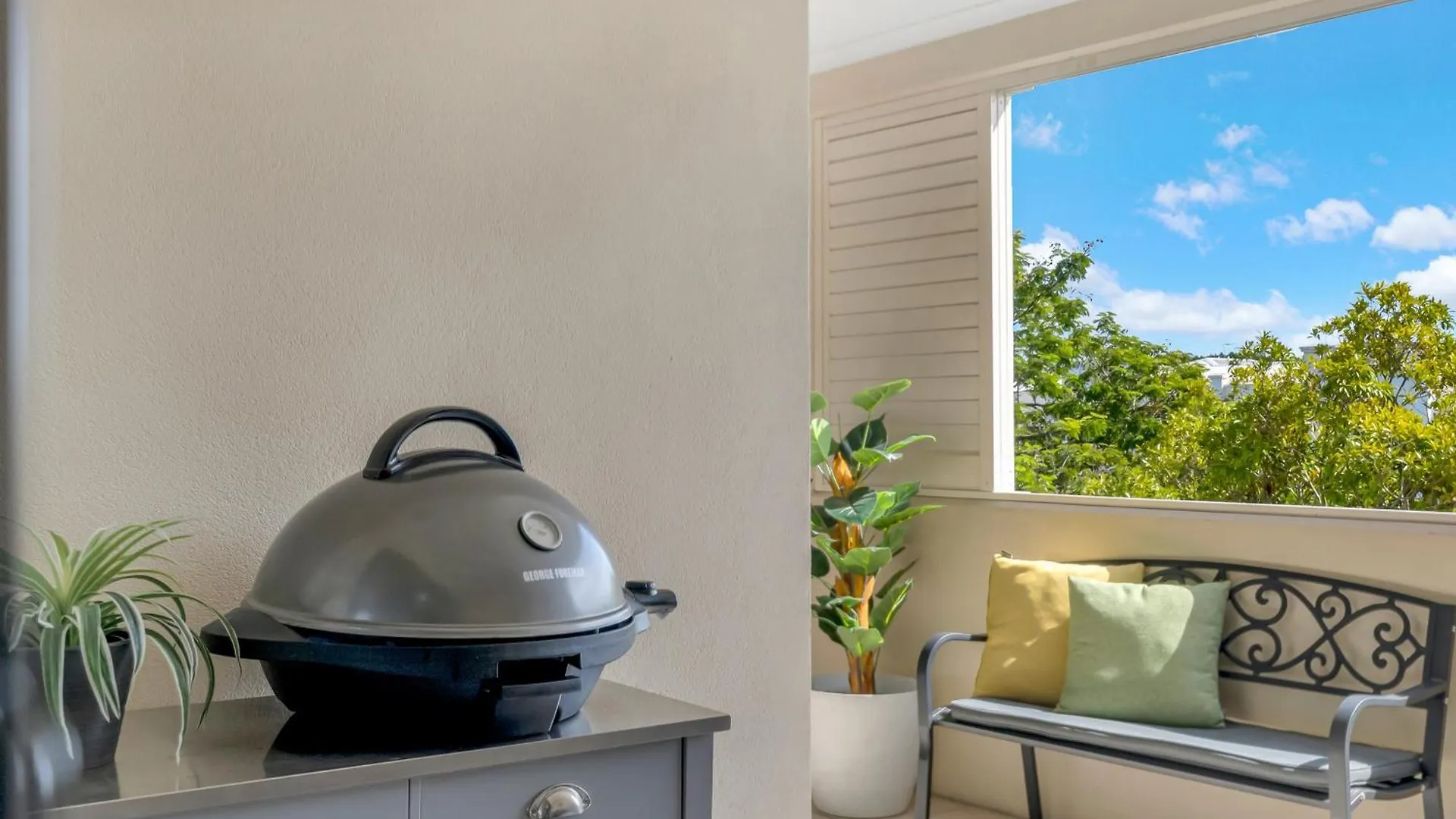The Edge - Just Steps To Cairns Esplanade Frontage Apartment