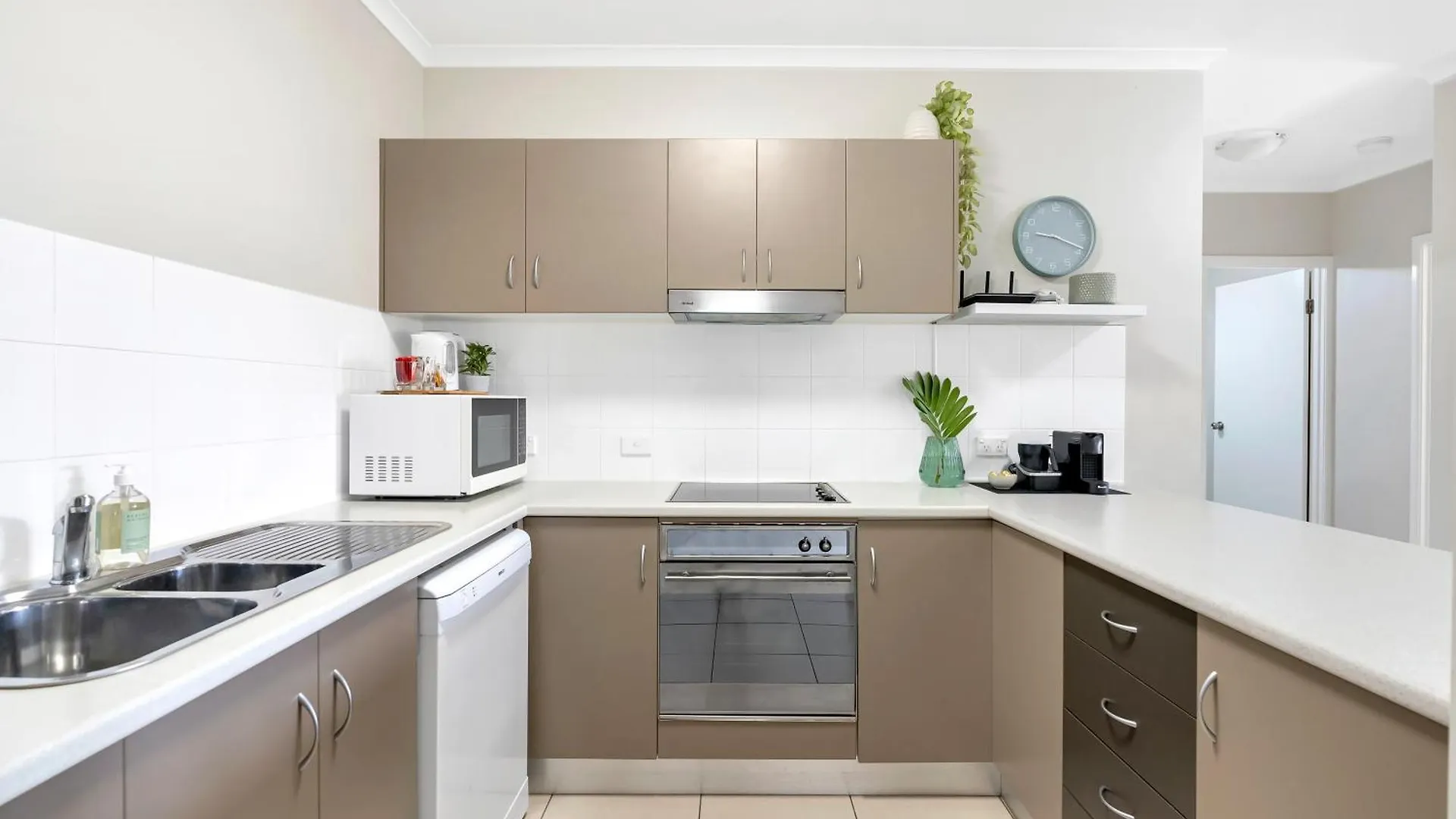 The Edge - Just Steps To Cairns Esplanade Frontage Apartment