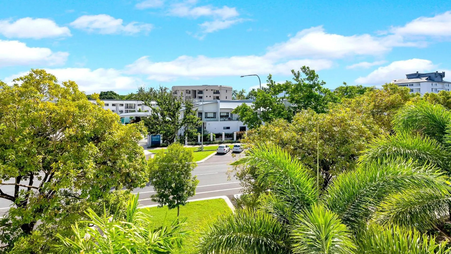 The Edge - Just Steps To Cairns Esplanade Frontage Apartment