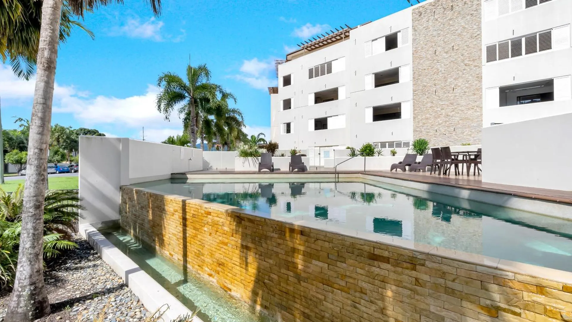 The Edge - Just Steps To Cairns Esplanade Frontage Apartment